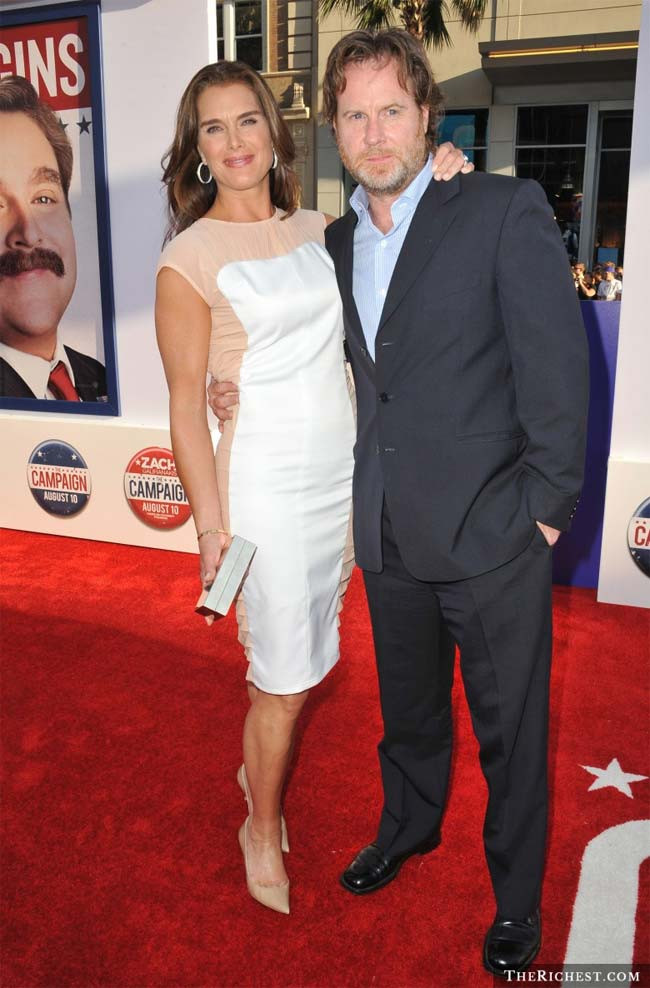Brooke Shields cao 1m83, Chris Henchy cao 1m85. Người mẫu kiêm diễn viên Brooke Shields sau cuộc hôn nhân ngắn ngủi với ngôi sao tennis Andre Agassi hiện cô đang hạnh phúc bên nhà sản xuất truyền hình Chris Henchy.