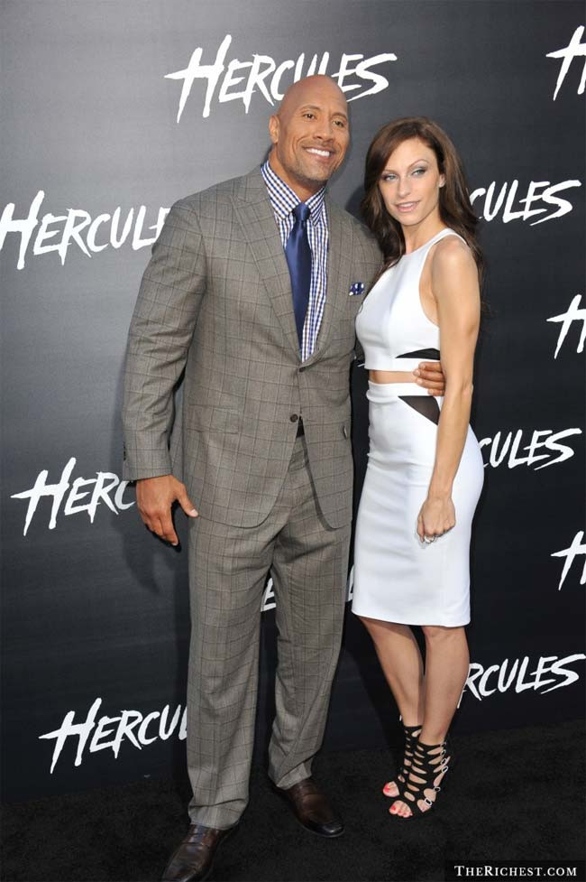 Dwayne Johnson cao 1m95 và Lauren Hashian cao 1m78. Ngôi sao Fast and Furious bắt đầu hẹn hò Lauren Hashian từ năm 2007 và hiện hai người đã có một con gái chung dù chưa kết hôn.
