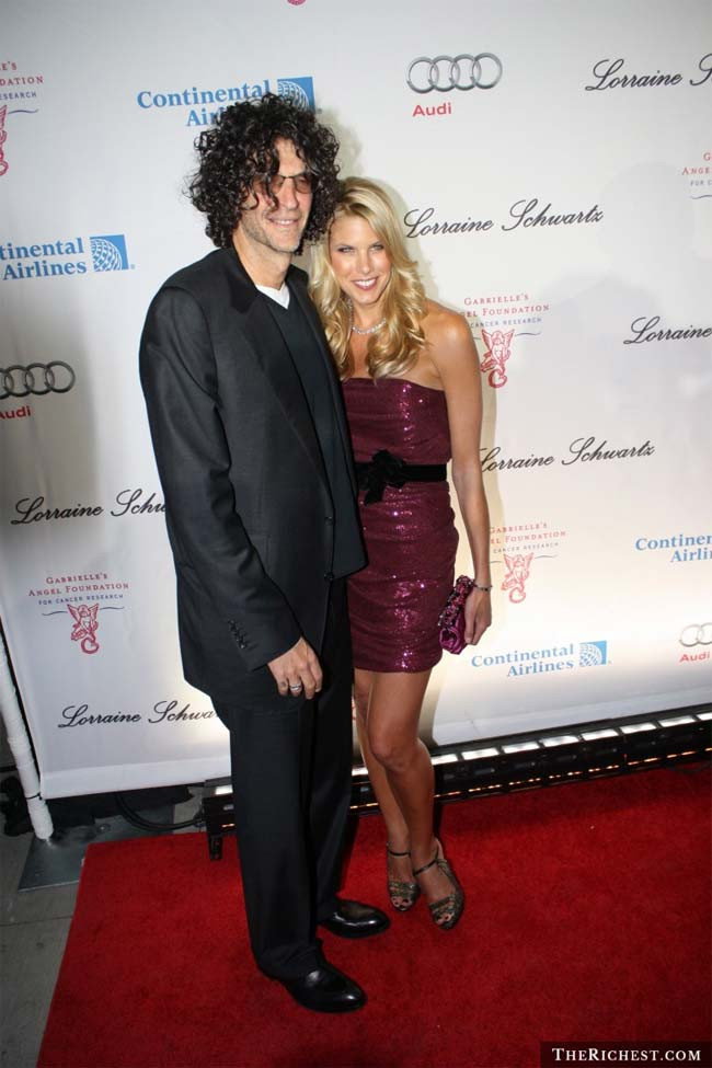 Howard Stern cao 1m95 và Beth Ostrosky Stern cao 1m78. Mặc dù Beth không phải là thấp nhưng khi đứng cạnh ông chồng Howard trông cô thật bé nhỏ.