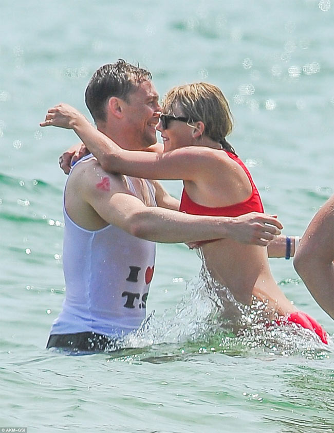 Nhân dịp quốc khánh Mỹ, Tom Hiddleston và Taylor Swift lại đưa nhau đi nghỉ ở đảo Rhode, nơi họ bị bắt gặp hôn nhau lần đầu hồi giữa tháng 6/2016.
