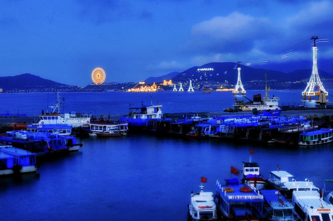 Hòn Tre là đảo lớn nhất trong vịnh Nha Trang, còn gọi là Đàm Mông, Hòn Lớn. Trang TTĐT TP Nha Trang cho biết đảo rộng khoảng 36 km2, cách đất liền hơn 3 km, trên đảo có các bãi tắm đẹp, khu vui chơi, giải trí, nghỉ dưỡng đẳng cấp...