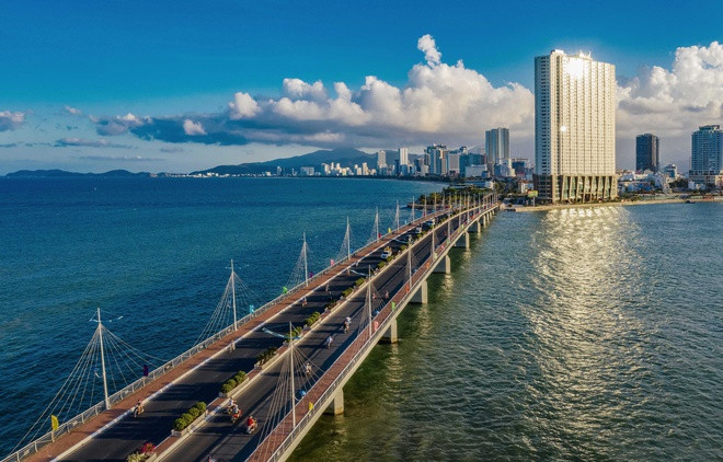 Các nhà nghiên cứu cho rằng tên gọi Nha Trang có nghĩa là sông lau, bắt nguồn từ tiếng Chăm là Ea Tran hay Yjatran. Ea hay Yja là sông. Tran là lau lách. Gọi như vậy vì xưa kia lau lách mọc đầy hai bên bờ sông Cái ở vùng đất Nha Trang ngày nay.
