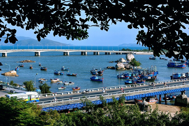 Sông Cái Nha Trang còn gọi là sông Phú Lộc hay sông Cù. Sông dài 79 km, đổ ra biển ở Cửa Lớn (Đại Cù Huân).