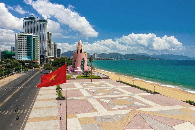 Quảng trường 2/4 nằm ở trung tâm TP Nha Trang, một bên là tuyến đường Trần Phú sầm uất, một bên hướng tầm nhìn ra toàn cảnh vịnh Nha Trang. Tại khu vực quảng trường còn có tháp Trầm Hương với kiến trúc tạo hình lõi trầm độc đáo, mang tính biểu tượng.