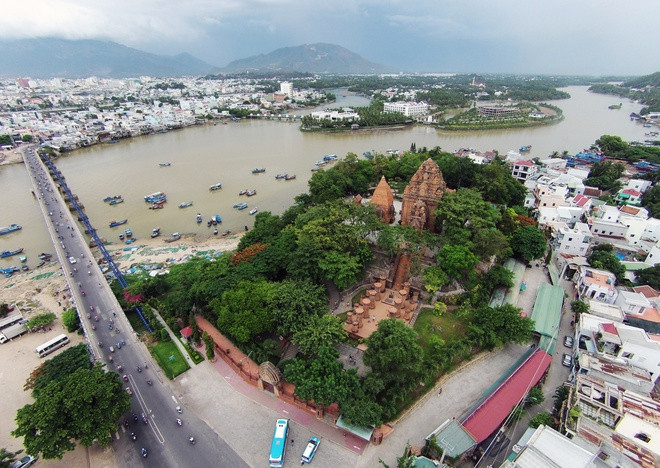 Tháp Bà, hay Tháp Bà Ponagar, nằm sát tả ngạn sông Cái, là một trong những điểm đến nổi tiếng bậc nhất Nha Trang. Khu đền tháp Chăm tương đối nguyên vẹn này sớm được công nhận di tích quốc gia từ năm 1979.