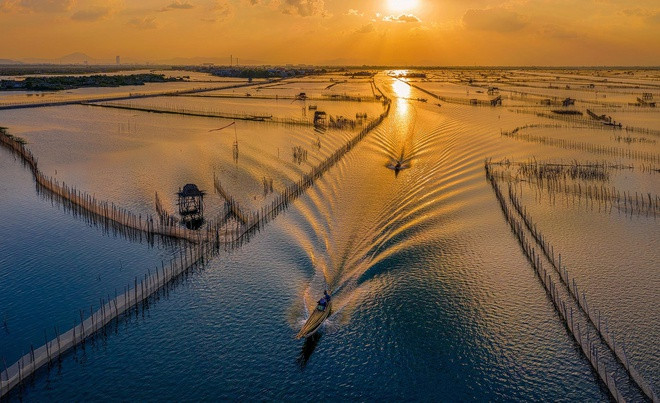 Tam Giang - Cầu Hai là hệ đầm phá lớn nhất và tiêu biểu nhất Việt Nam, thuộc địa phận tỉnh Thừa Thiên - Huế. Nơi đây chiếm gần 50% tổng diện tích mặt nước các đầm phá ven bờ của cả nước. Không chỉ có cảnh quan thơ mộng, hệ đầm phá Tam Giang - Cầu Hai còn mang đến nguồn lợi thủy sinh phong phú.