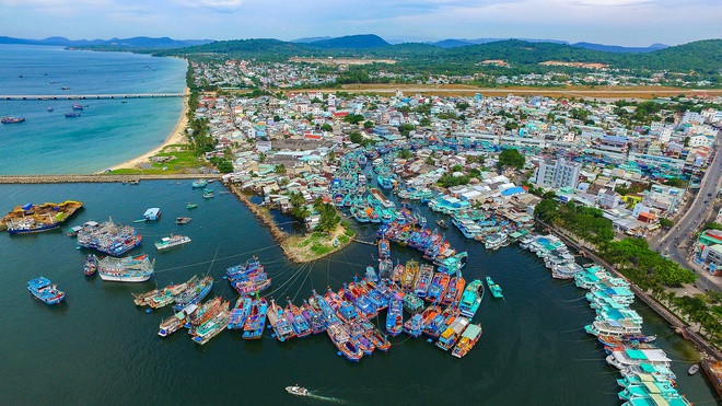 Đảo Phú Quốc thuộc tỉnh Kiên Giang là hòn đảo lớn nhất Việt Nam. Đảo như hình tam giác hẹp dài về phía nam, kéo dài khoảng 50 km từ bắc xuống nam, khoảng 27 km từ đông sang tây. Đây cũng là điểm du lịch nổi tiếng trên vùng biển tây nam đất nước.