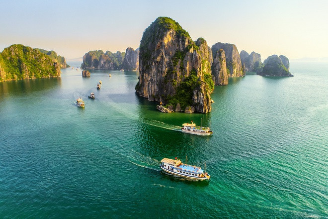 Thuộc tỉnh Quảng Ninh, Hạ Long là vịnh có nhiều đảo nhỏ nhất Việt Nam với hơn 1.000 hòn đảo lớn, nhỏ. Vịnh Hạ Long đã 2 lần được UNESCO công nhận là Di sản Thiên nhiên Thế giới, vào các năm 1994 - cho giá trị thẩm mỹ và 2000 - cho giá trị địa chất, địa mạo.