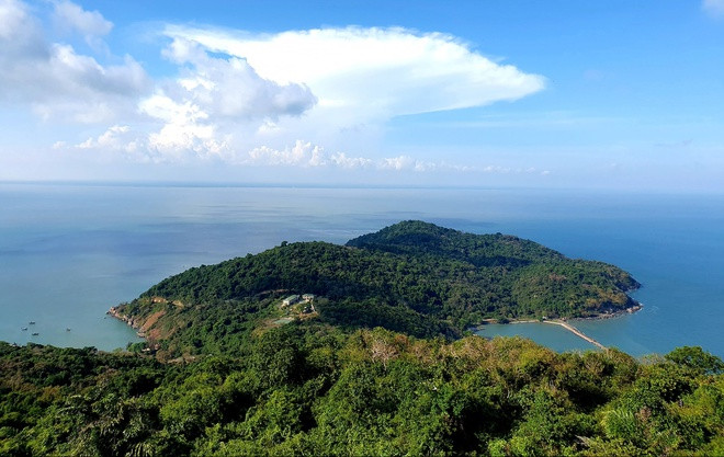 Cụm đảo Hòn Khoai thuộc huyện Ngọc Hiển, tỉnh Cà Mau, là cụm đảo gần xích đạo nhất ở Việt Nam. Cụm đảo này gồm 5 đảo nhỏ và rất nhỏ, cách đất liền hơn 14 km về phía tây nam, có tiềm năng phát triển kinh tế biển đảo, có vị thế quan trọng trong bảo vệ an ninh - quốc phòng...