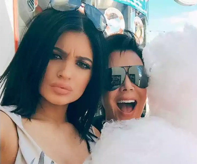 Khi Kylie Jenner nhăn nhó, trông cô còn già hơn cả mẹ, dù so về tuổi cô kém mẹ tới 42 tuổi.