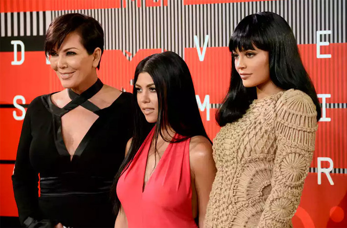 Đứng cạnh mẹ và chị gái cả Kourtney Kardashian trong một sự kiện, Kylie Jenner bị chê là già như mẹ Kourtney với kiểu trang điểm và trang phục như thế này.