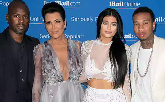 Khoảnh khắc Kylie Jenner cùng mẹ và người yêu đi dự sự kiện mới thấy rõ vẻ già nua trước tuổi của người đẹp 19 tuổi.