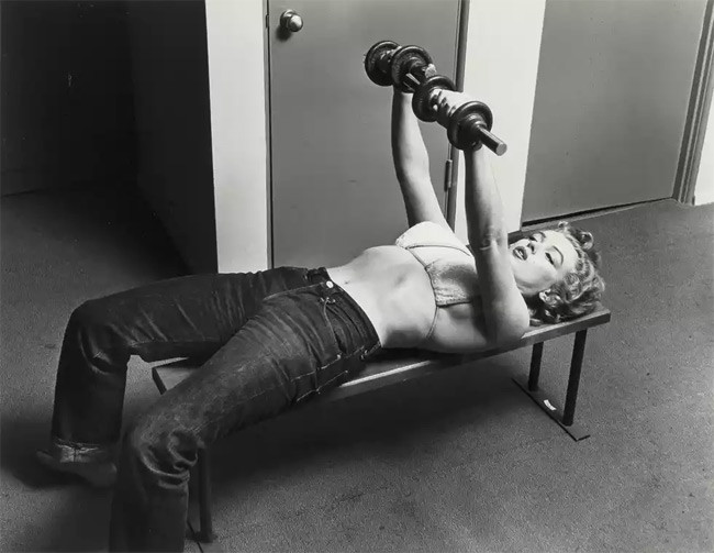 Marilyn Monroe nổi tiếng với thân hình gợi cảm và để có được kết quả đó cô thường tập luyện rất chăm chỉ cộng với chế độ ăn kiêng nghiêm ngặt. Đây cũng được coi là một trong những bức ảnh hiếm của Marilyn Monroe.