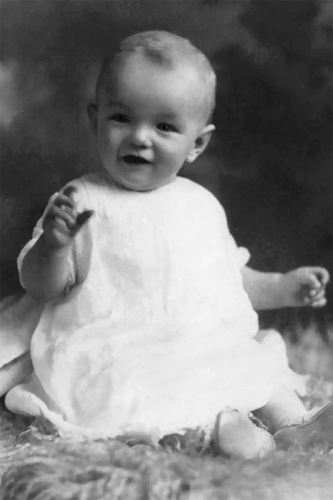 Ngay từ nhỏ Marilyn Monroe đã rất xinh xắn và đáng yêu. Monroe sinh ngày 1/6/1926 ở Los Angeles. Marilyn không hề biết mình có anh chị em cùng cha khác mẹ cho tới khi cô 12 tuổi. Monroe được cha mẹ nuôi nuôi tới năm 7 tuổi. Năm 1933, mẹ đẻ của Marilyn mua được một căn nhà và Monroe về sống với mẹ.