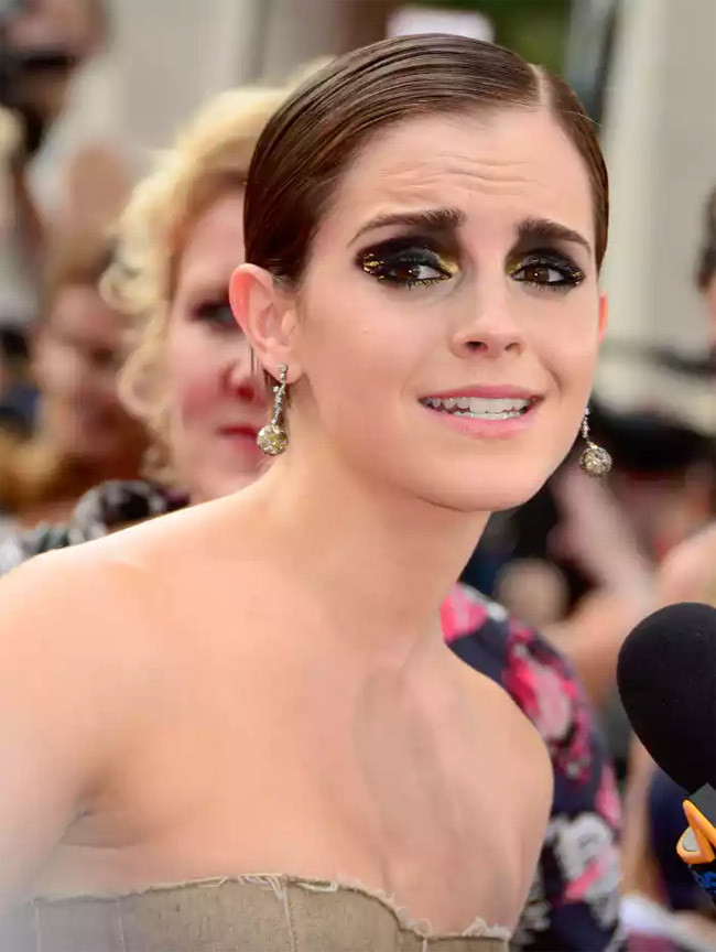 Emma Watson bị chê vì trang điểm quá đậm khiến cô già đi nhiều tuổi khi dự một sự kiện.