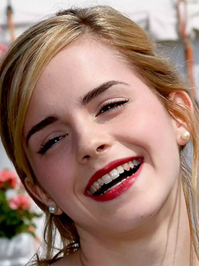 Vô tình bị lem son vào răng, Emma Watson không biết và vẫn cười toe toét khi chụp ảnh.
