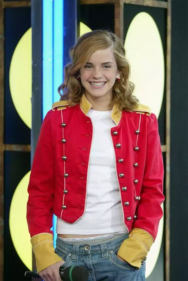Cái thời ngô nghê mới bước chân vào showbiz, Emma Watson chắc không có stylist nên cô mới chọn cho mình một bộ trang phục vừa xấu vừa lộ cả cạp quần chip như thế này.