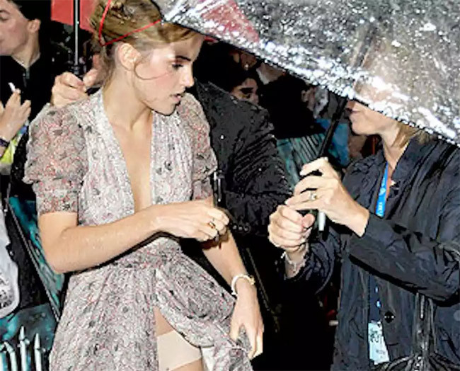 Chiếc váy xẻ đùi quá cao nên chỉ cần một động tác vô ý là Emma Watson trở thành mồi của paparazzi.