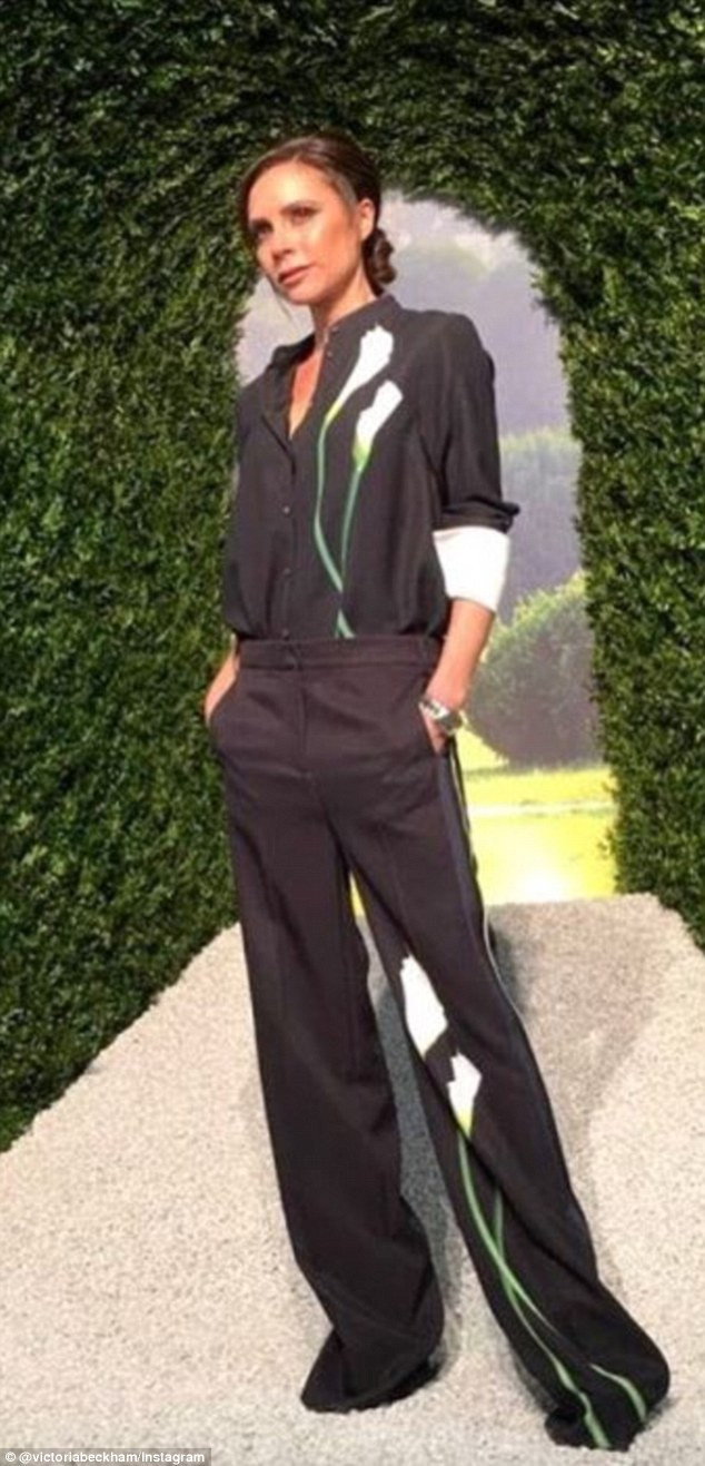 Tuy nhiên, style quần trùm giầy bấy lâu nay là phong cách yêu thích của Victoria Beckham, dù nó không hề hợp với một người gày gò và chiều cao cũng không nổi trội như cô. (Ảnh: Instagram)