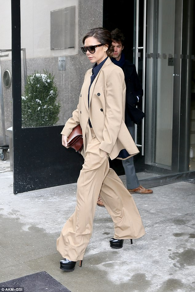 Mặc bộ vest màu camel rộng lùng thùng, Victoria Beckham tự tin dạo bước trên đường phố New York với khuôn mặt lạnh quen thuộc. (Ảnh: AKM-GSI)