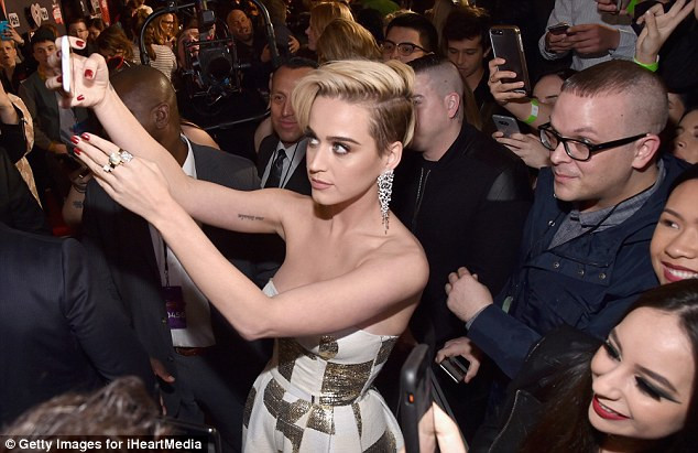 Katy Perry chụp ảnh kỷ niệm cùng fan tại sự kiện iHeart Radio Music Awards. (Ảnh: Getty Images)