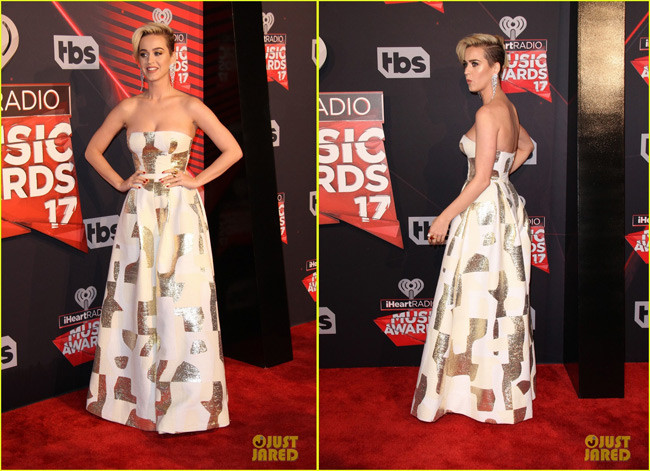 Katy chọn mặc bộ jumpsuit quây ngực hiệu August Getty Atelier, đi giầy Jimmy Choo và đeo trang sức Jacob & Co. Sau khi chia tay Orlando Bloom, Katy Perry vẫn rực rỡ tươi tắn chứ không hề ủ rũ, buồn bã. (Ảnh: Just Jared)