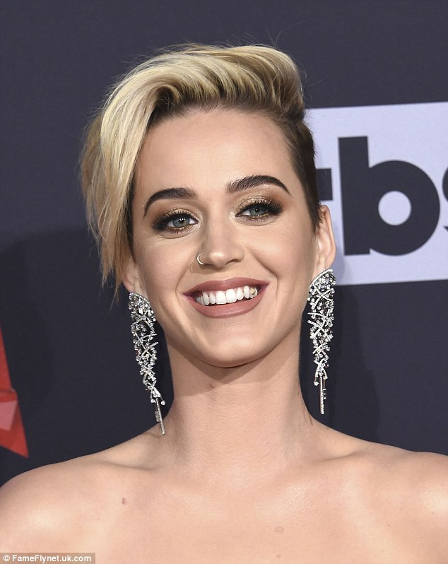 Xuất hiện tại sự kiện lễ trao giải iHeart Radio Music Awards, Katy Perry bị soi chân tơ kẽ tóc từ mái tóc mới cắt tới hàm răng chưa vệ sinh sạch sẽ. (Ảnh: FameFlynet)