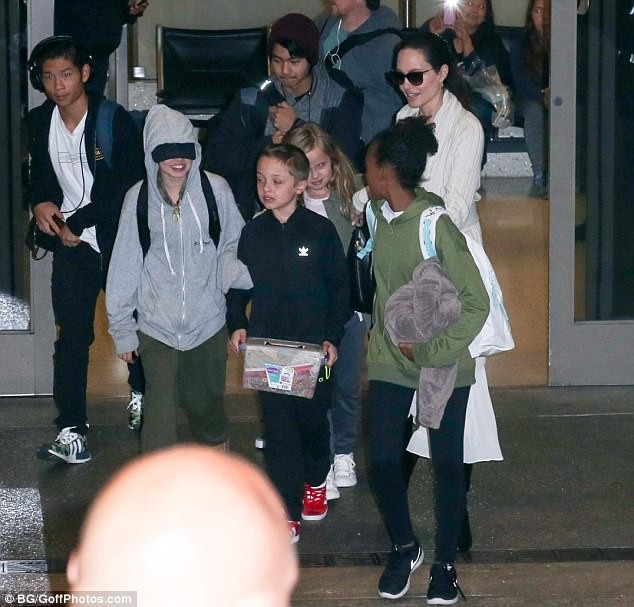Theo E!News, chuyến đi Campuchia giữa tháng 2/2017 không chỉ có Angelina Jolie cùng 6 con mà còn có sự góp mặt bí mật của Brad Pitt. Mục đích của anh khi cùng tham gia chuyến này là để có thời gian bên các con. (Ảnh: GoffPhotos)
