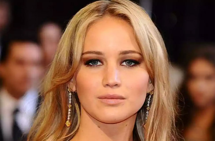 Kể từ khi bước chân vào làng giải trí, giành giải Oscar Nữ diễn viên chính xuất sắc năm 22 tuổi, Jennifer Lawrence chưa từng dao kéo chỉnh sửa bất kỳ bộ phận nào trên cơ thể. Tuy nhiên ngôi sao Silver Linings Playbook vẫn luôn thu hút nhờ chiều cao 1m75, form dáng chuẩn và khuôn mặt xinh xắn.