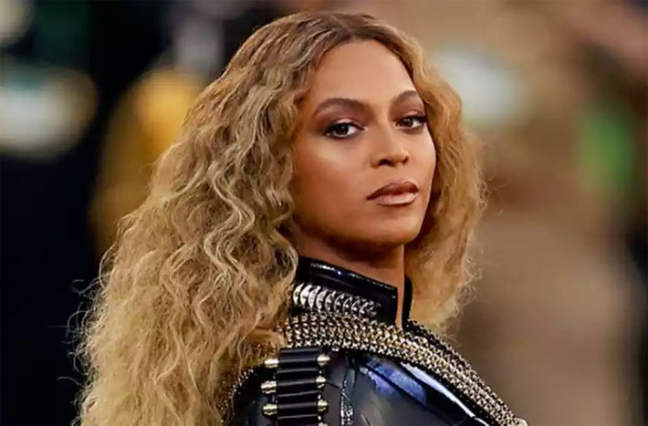 Beyonce cũng là một trong những ngôi sao Hollywood không phẫu thuật thẩm mỹ. Nữ ca sĩ giữ nguyên vẻ đẹp tự nhiên từ lúc chưa nổi tiếng tới khi trở thành một siêu sao ca nhạc như bây giờ.