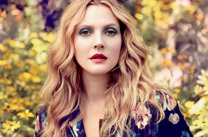 Khuôn mặt của Drew Barrymore vẫn giữ nguyên vẻ xinh xắn, lém lỉnh từ thời cô đóng phim E.T. the Extra-Terrestrial lúc còn nhỏ xíu cho tới tận bây giờ, khi đã là một ngôi sao ở Hollywood.
