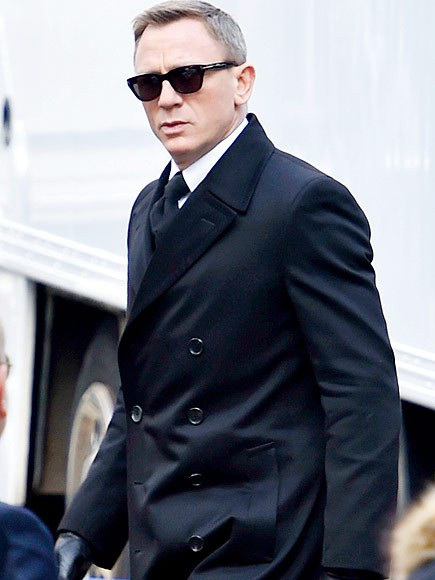 Theo Daniel Craig, mọi thứ người nổi tiếng làm ở chốn công cộng sẽ đều bị chụp ảnh lại mà điều này khiến anh rất phiền phức. “Tôi bị mọi người chụp ảnh khi đang ăn tối trong nhà hàng, tôi tức điên muốn đánh họ nhưng không được. Họ nghĩ họ có quyền chụp ảnh tôi nhưng tôi thì thấy hành động đó là vi phạm quyền riêng tư…”. (Ảnh: AKM-GSI)