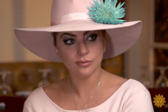 Lady Gaga thì cho rằng mặt trái cuộc sống hào nhoáng của sao Hollywood chính là bạn thuộc về mọi người. “Mỗi khi bước chân ra ngoài, tôi sẽ thuộc về những người khác. Họ có quyền đi theo tôi, theo dõi tôi. Tôi không thể gọi cảnh sát để yêu cầu họ rời đi…”, nữ ca sĩ trả lời phỏng vấn trong chương trình CBS Sunday Morning. (Ảnh: CBS Sunday Morning)