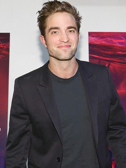 Robert Pattinson cho rằng làm người nổi tiếng thường xuyên bị làm phiền ví dụ như liên tục bị xin chữ ký khi ra ngoài. (Ảnh: FilmMagic)