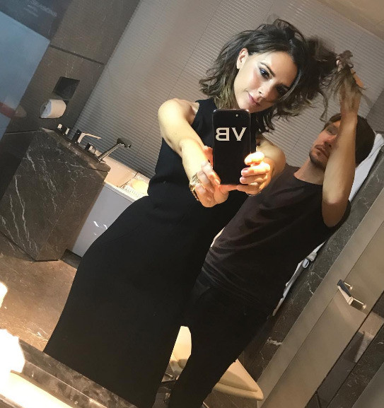 Thực tế, Victoria Beckham chỉ đẹp nhất khi cười mỉm như thế này, bởi trông cô lúc đó vừa lạnh lùng vừa quyến rũ kiểu bí ẩn. (Ảnh: Instagram)