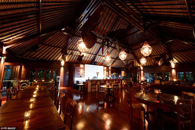 Khu vực quán bar và ăn tối trong khu nghỉ dưỡng.