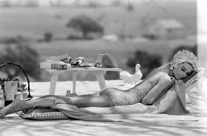 Bức ảnh đen trắng chụp ngôi sao Breakfast at Tiffany's thư giãn nằm tắm nắng cũng là khoảnh khắc đẹp hiếm có của Audrey.