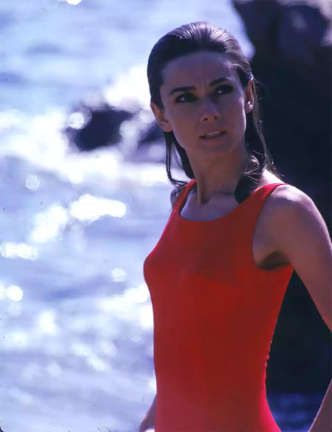 Bức ảnh Audrey Hepburn mặc bộ áo tắm đỏ là một trong những ảnh hiếm của huyền thoại điện ảnh này.