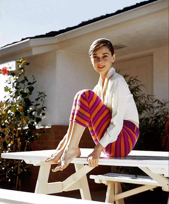 Một trong những bức ảnh màu hiếm hoi của Audrey Hepburn ghi lại khoảnh khắc tươi tắn của bà.