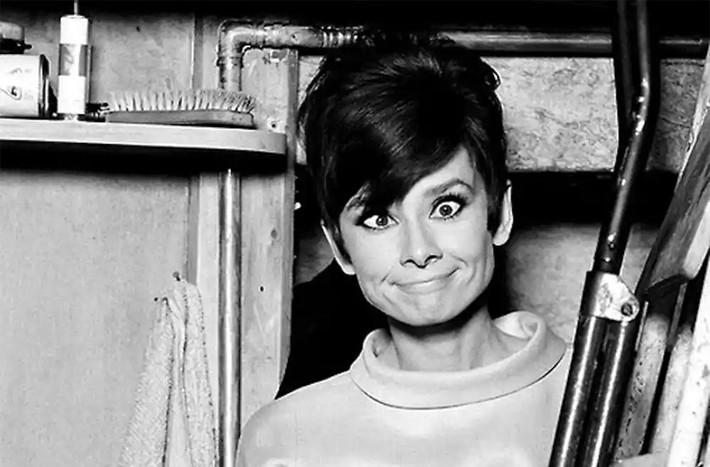 Audrey Hepburn làm mặt cười, khoảnh khắc ghi lại biểu cảm hiếm có của bà.