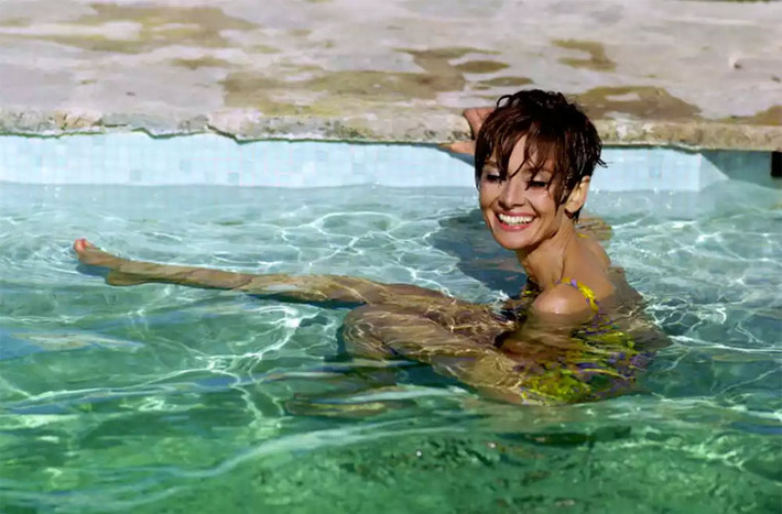 Bức ảnh màu chụp Audrey Hepburn trong bể bơi cũng là hình ảnh độc của ngôi sao Hollywood.