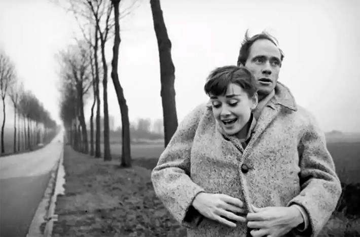 Audrey Hepburn và chồng Mel Ferrer, tình cảm mặc chung chiếc áo khoác. Mel Ferrer là người chồng đầu tiên của Audrey.