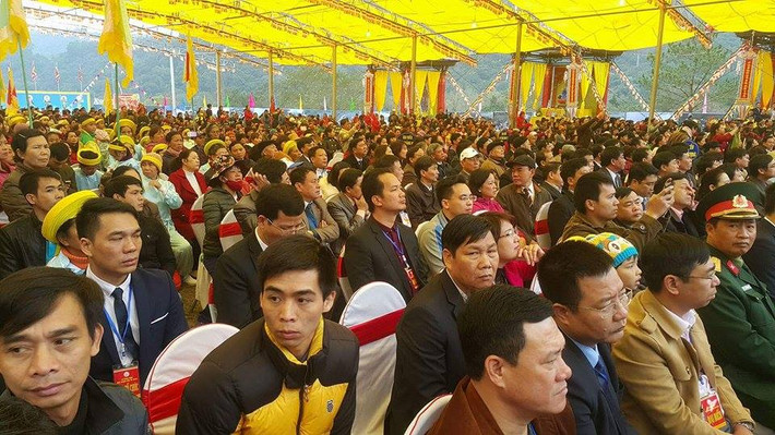 Đông đảo đại biểu, du khách tham dự lễ khai hội.
