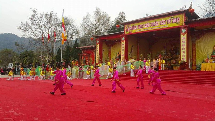 Mở màn lễ hội là nghi thức rước lễ, chương trình nghệ thuật với nhiều tiết mục được dàn dựng công phu, đặc sắc, múa rồng lân; nghi lễ gióng trống, thỉnh chuông khai hội, nghi lễ chúc phúc đầu năm, nghi lễ cầu quốc thái dân an, lễ đóng dấu thiêng Yên Tử…