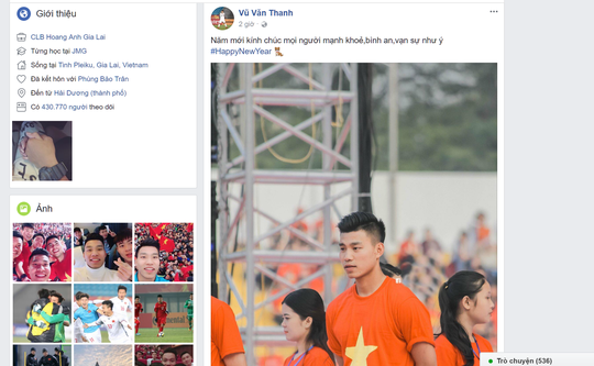 Vẫn là tâm điểm thu hút rất nhiều sự chú ý của cộng đồng mạng xã hội Facebook, các tuyển thủ U23 Việt Nam khiến người hâm mộ "phát cuồng" với chùm ảnh chúc Tết cổ truyền dân tộc. Hàng trăm ngàn lượt yêu thích cũng như chia sẻ đã được người hâm mộ gửi đến nhau xung quanh tâm trạng vui tươi, độc đáo của những người hùng bóng đá Việt Nam. Xin gửi đến bạn đọc chùm ảnh về những lời chúc độc đáo của U23 Việt Nam nhân dịp Xuân Mậu Tuất 2018. Vũ Văn Thanh chọn hình ảnh mặc áo cờ đỏ sao vàng để gửi lời chúc Tết đến người hâm mộ.