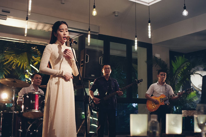Bích ngày bán bánh tiêu phụ Tám, tối làm ca sĩ phòng trà nuôi cha. Dẫu vậy, số phận của Bích lại nghiệt ngã đúng như câu “hồng nhan bạc phận”.