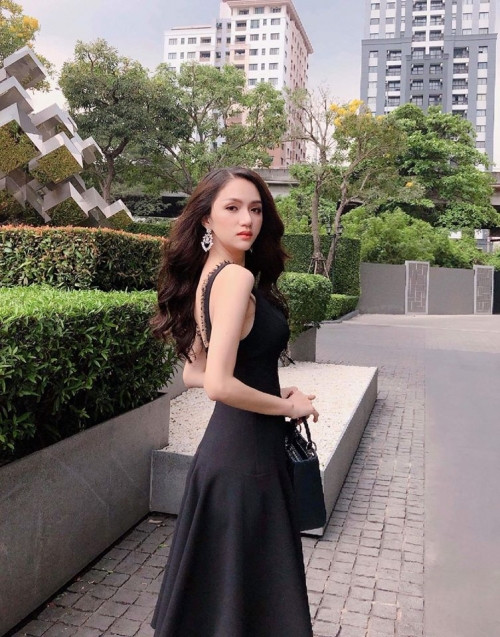Nữ ca sĩ chọn bộ cánh màu đen khá nhẹ nhàng của NTK Lê Ngọc Lâm cho sự xuất hiện mở màn của mình. Hương Giang chia sẻ đang rất háo hức để thể hiện mình trong cuộc thi và quyết tâm thi hết mình vì màu cờ sắc áo.