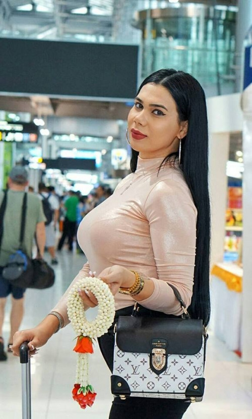 Đại diện Thổ Nhĩ Kỳ có thân hình đồ sộ, phì nhiêu.