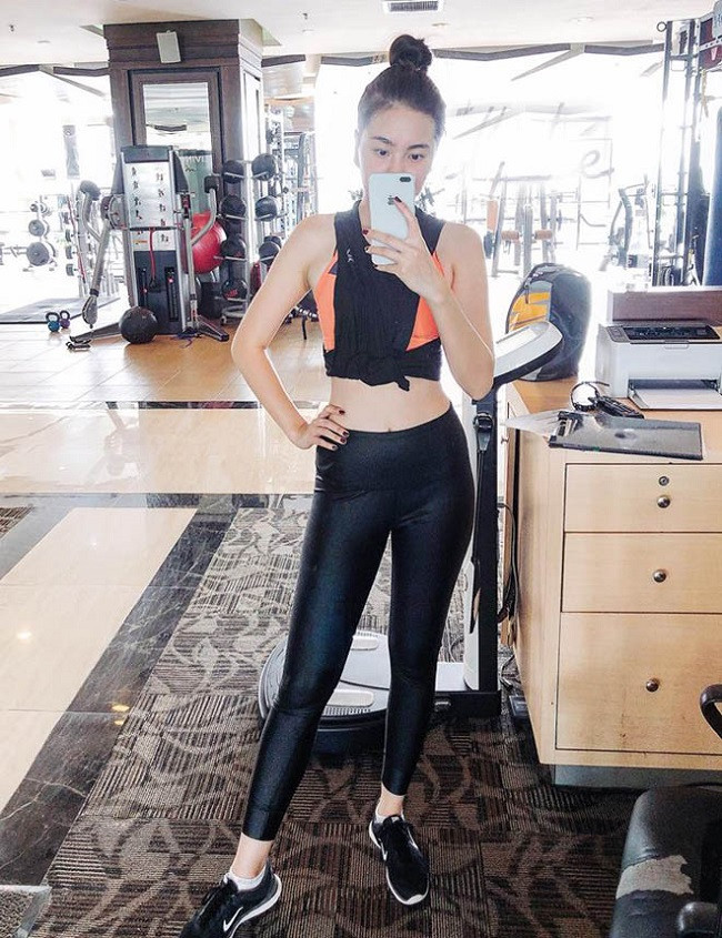 Ngoài tập các bài gym với máy, Mai Ngọc còn tập boxing. Cô rất có năng khiếu trong bộ môn này.