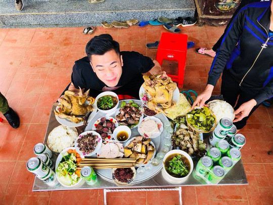 Riêng cậu em trai của thủ môn FLC Thanh Hóa là tiền vệ Bùi Tiến Dụng (SHB Đà Nẵng) còn bày tỏ gương mặt cảm xúc hơn khi nâng 2 đĩa thịt gà.